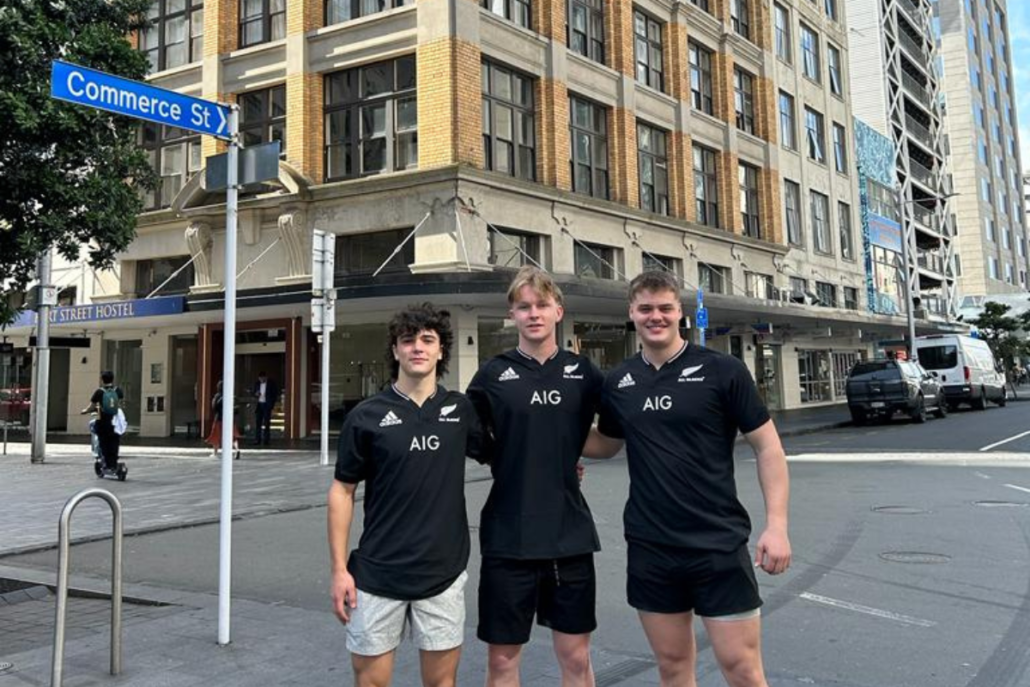 BC Bears Elite Boys 7s pose for a photo in Auckland wearing All Blacks shirts