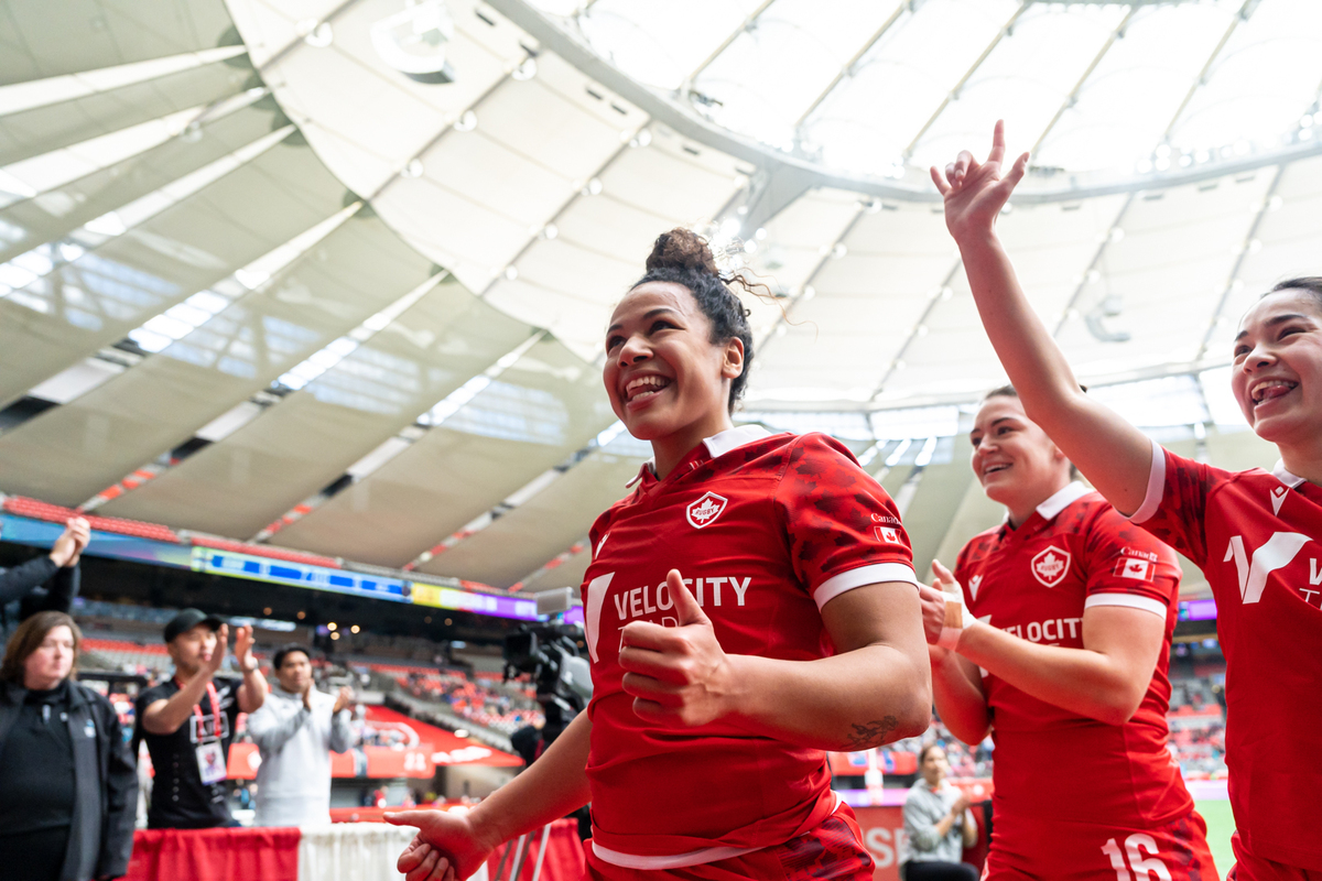 Canada Sevens Women's players celebrate scoring a try